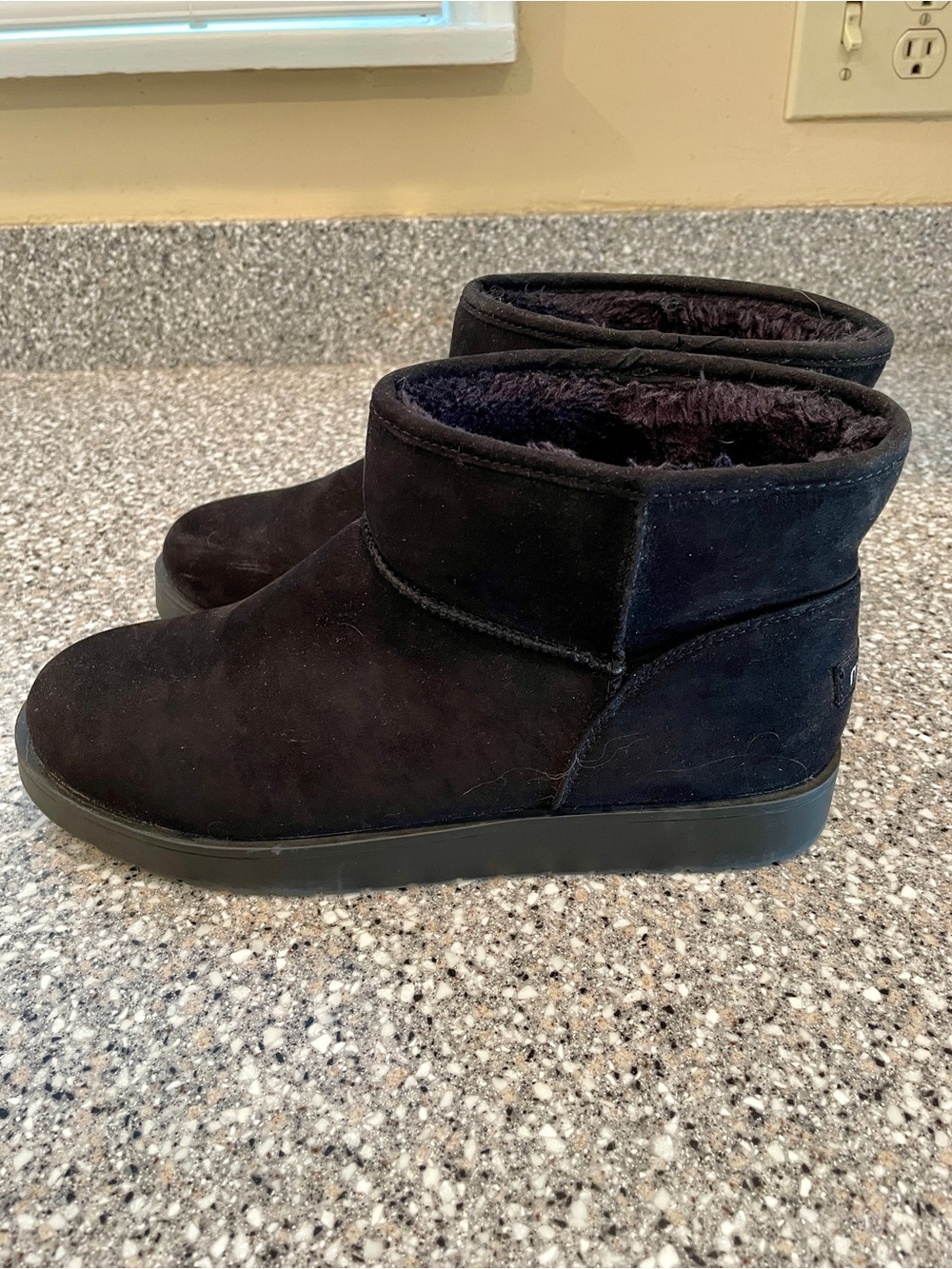 Malaku Black Faux Suede & Fur Lined Ankle Boots - women’s size 10